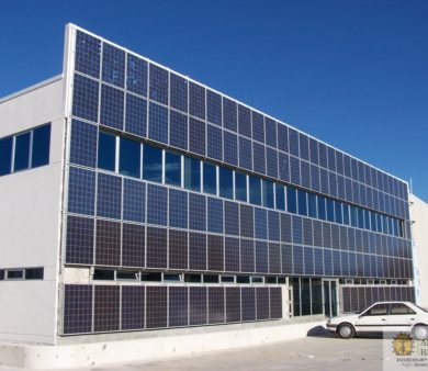 Instalación de energía solar fotovoltaica de conexión a red Integrada en fachada de edificio
