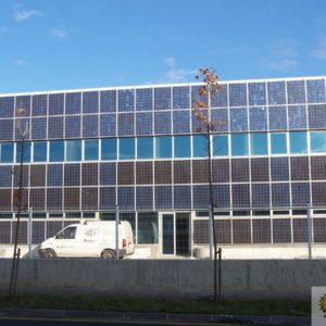 Instalación de energía solar fotovoltaica de conexión a red Integrada en fachada de edificio
