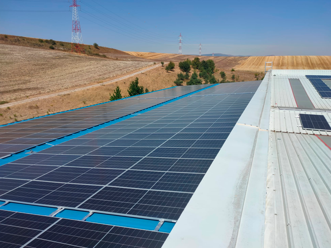 Jamatec lidera la revolución del almacenamiento fotovoltaico en España con la mayor instalación en una empresa hasta la fecha.