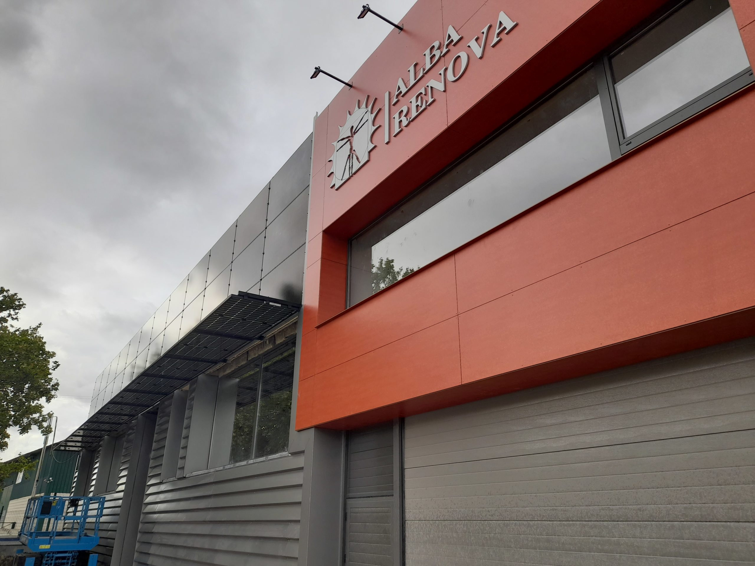 Fachada fotovoltaica en las nuevas oficinas de ALBA RENOVA