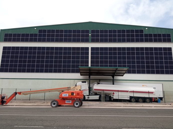 ALBA RENOVA instala placas solares en la FACHADA de TUDEFRIGO.