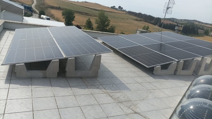 Ampliación de instalación solar fotovoltaica de autoconsumo con almacenamiento  de 5,56 kWp en Tafalla (Navarra)